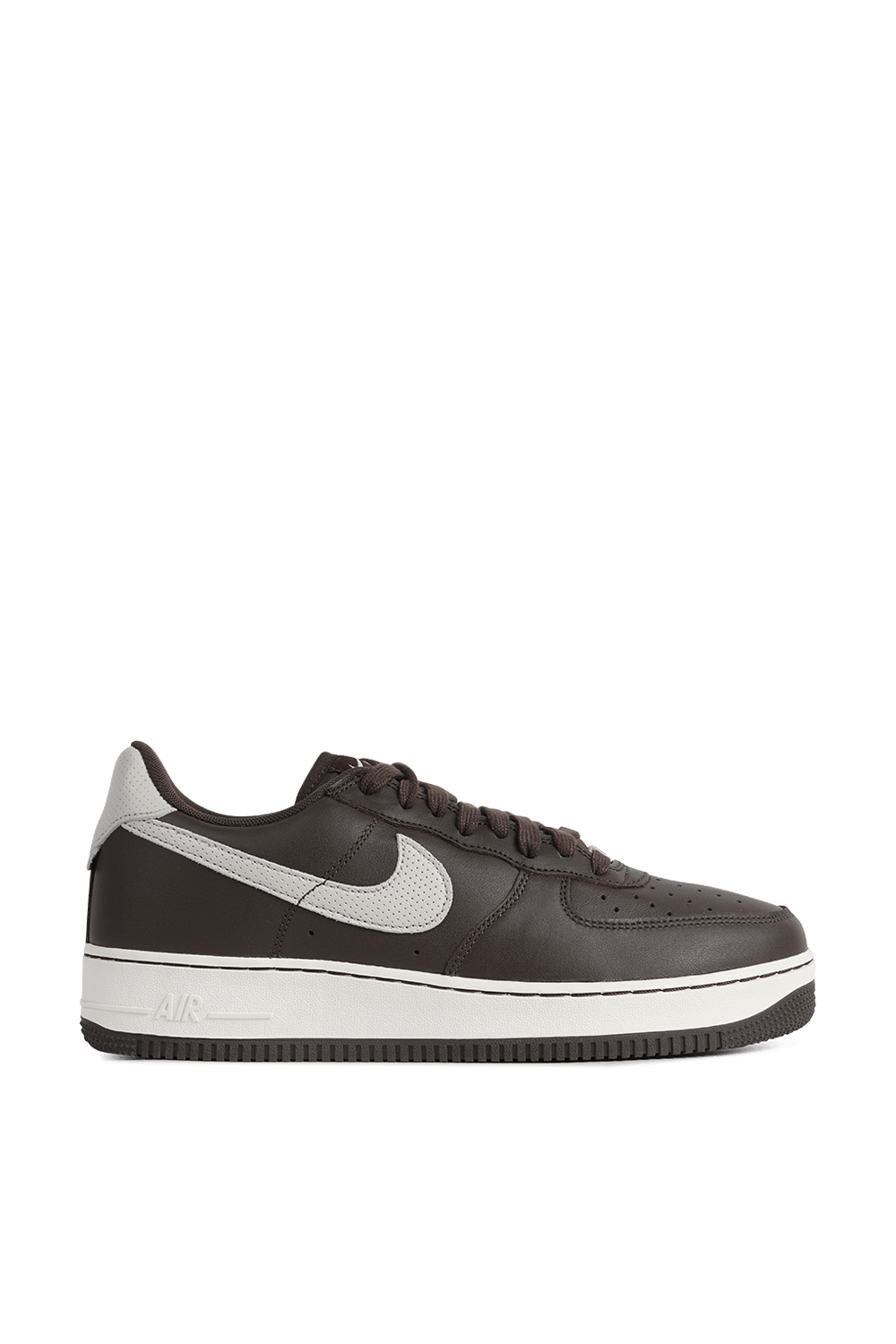 תמונה קידמית של נעלי סניקרס אייר פורס בצבע חום