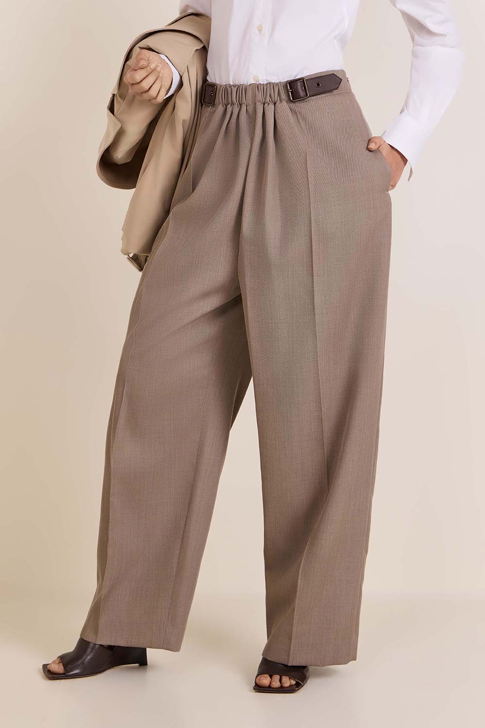 תמונת דוגמן קידמית של מכנסיים ארוכים