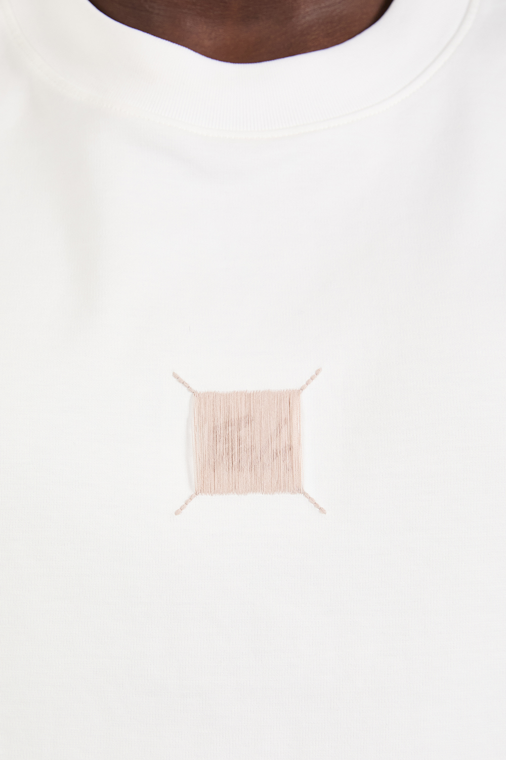 תמונת תקריב דוגמן של חולצת טי אוברסייז