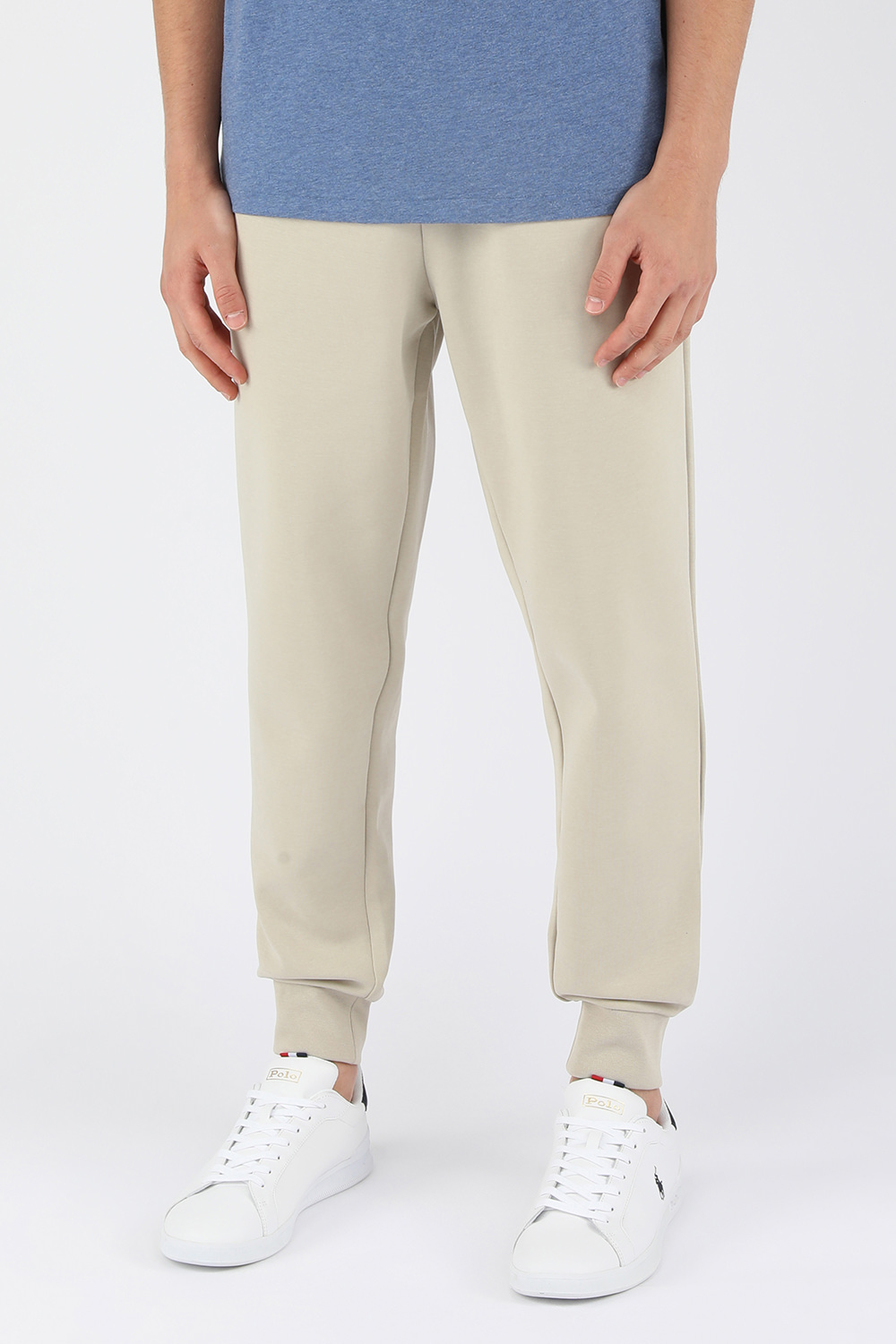 תמונת דוגמן קידמית של מכנסי סלים ג'וג עם לוגו רקום