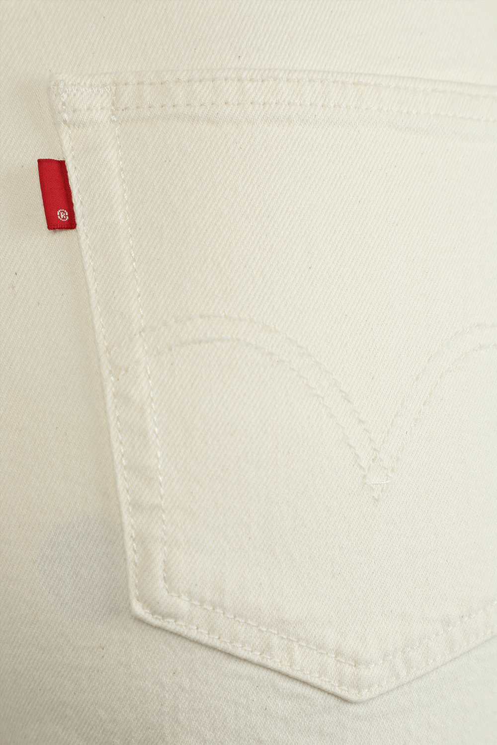 תמונה אחורית של מכנסי ג'ינס בגזרת קרופ ישרה