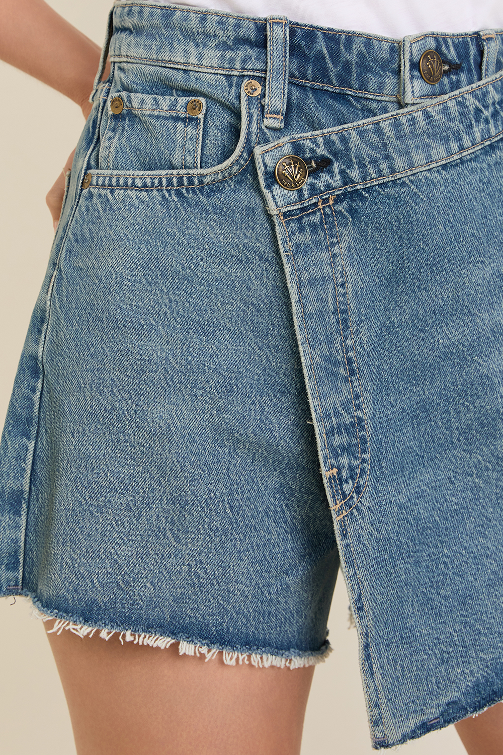 תמונת תקריב דוגמן של מכנסי-חצאית ג'ינס בלינה