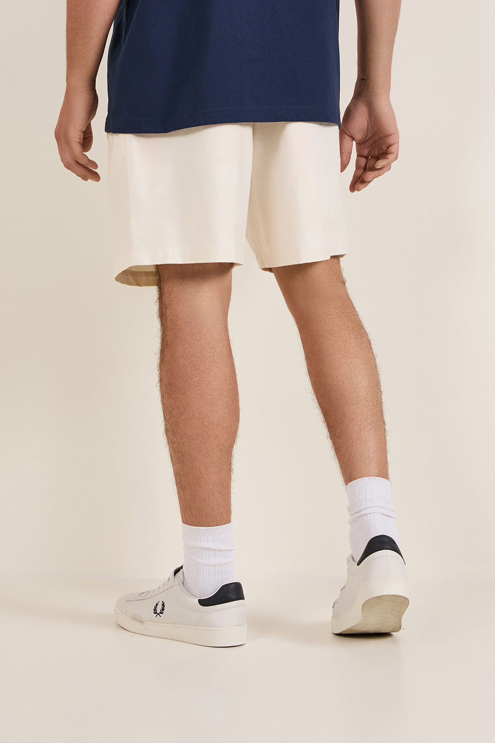 תמונת דוגמן אחורית של מכנסי טניס קצרים