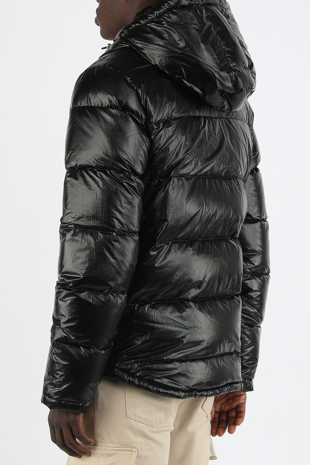 תמונת דוגמן אחורית של מעיל פאפר מרוכסן בגוון שחור מבריק