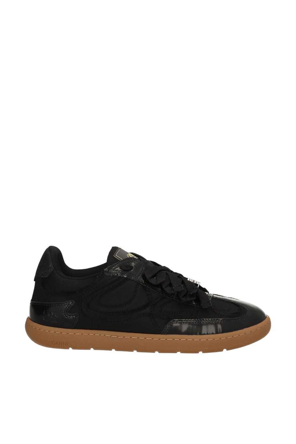 תמונה קידמית של נעלי סניקרס