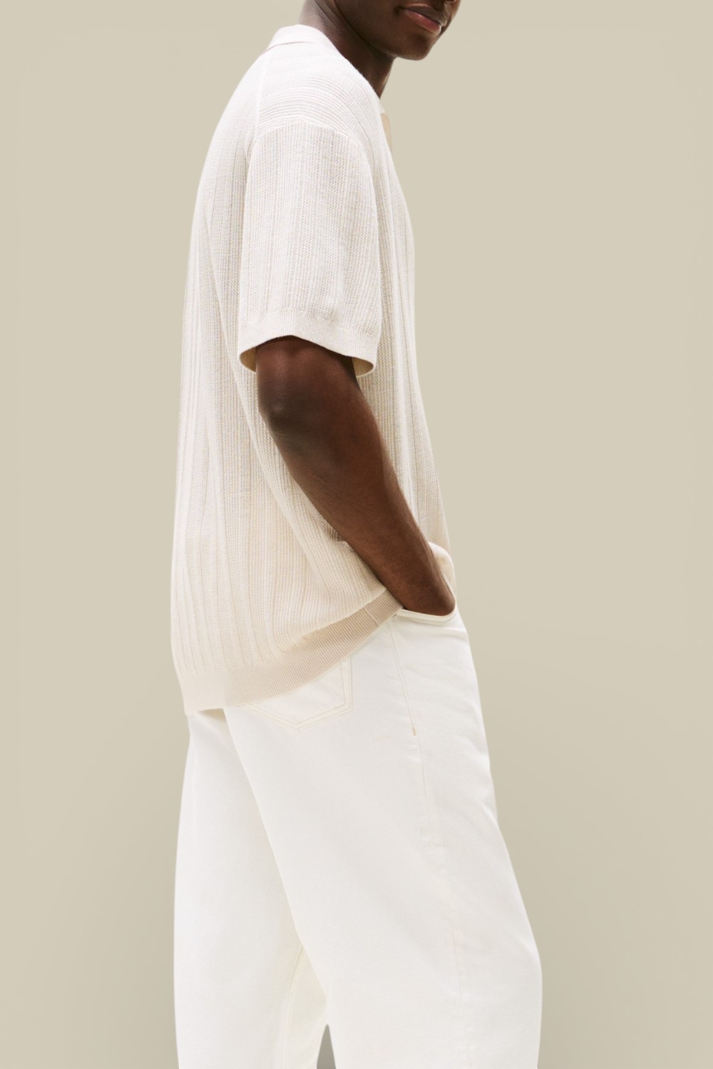 תמונת דוגמן אחורית של חולצת פולו