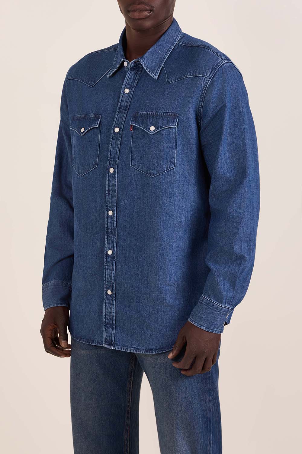 תמונת דוגמן קידמית של חולצה מכופתרת