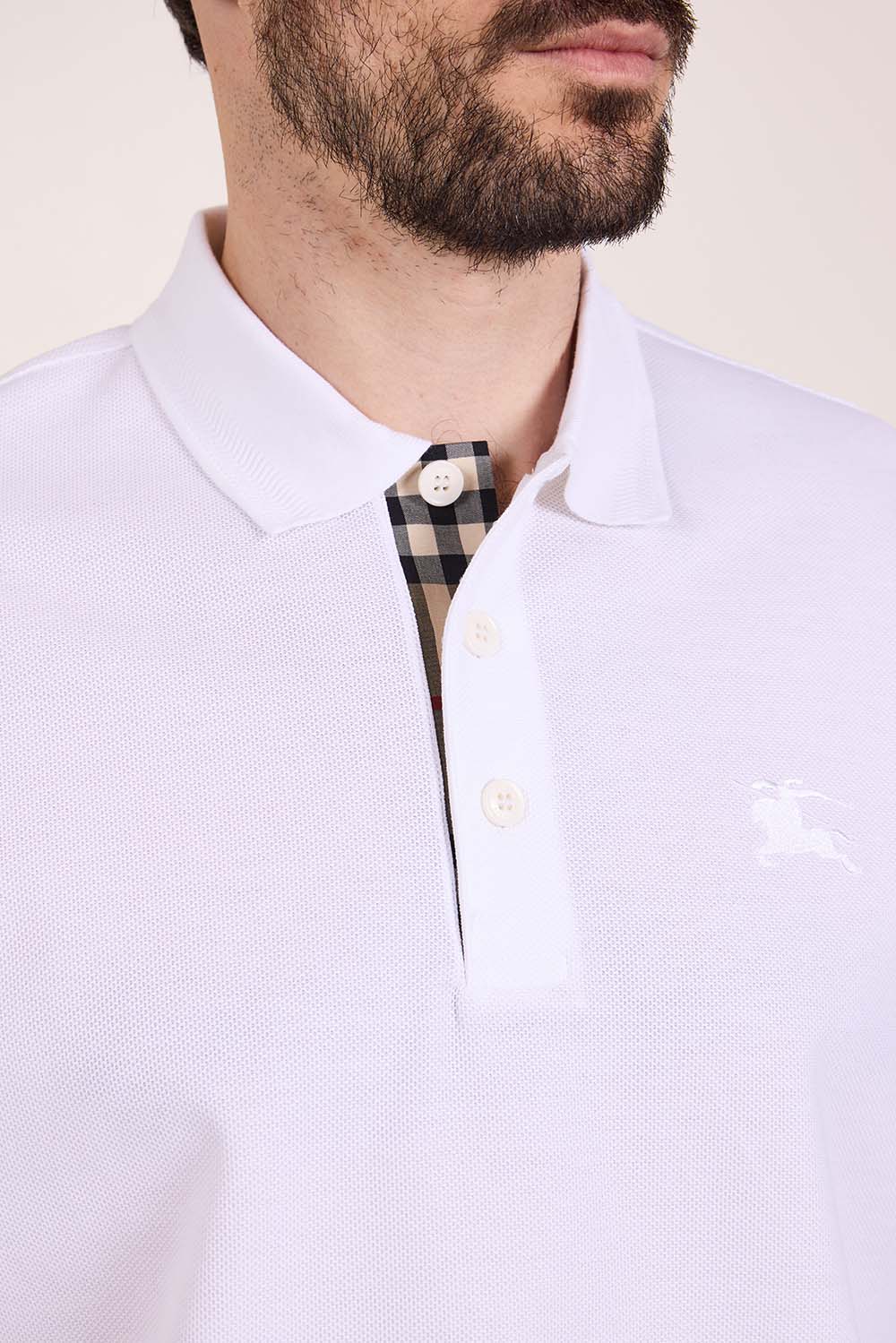 תמונת תקריב דוגמן של חולצת פולו