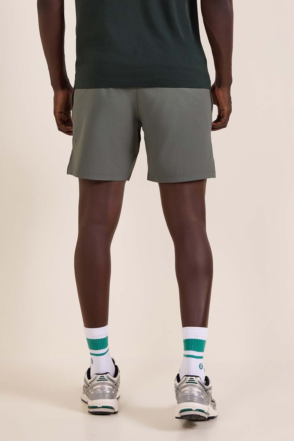 תמונת דוגמן אחורית של License To Train Short 7'' LL