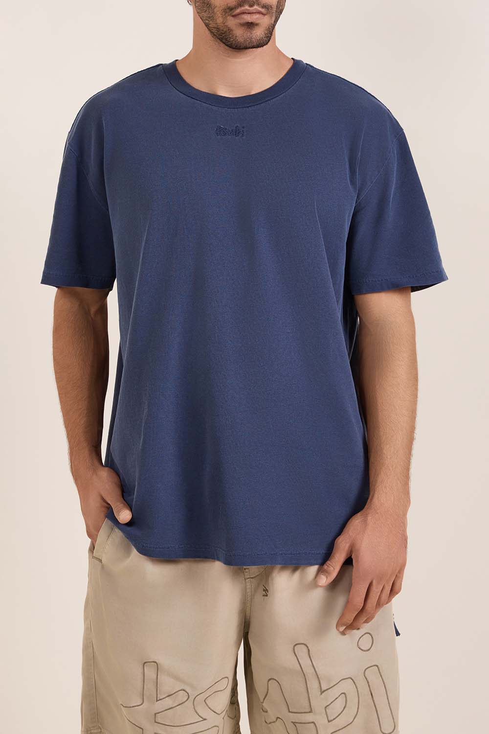 תמונת דוגמן קידמית של חולצת טי