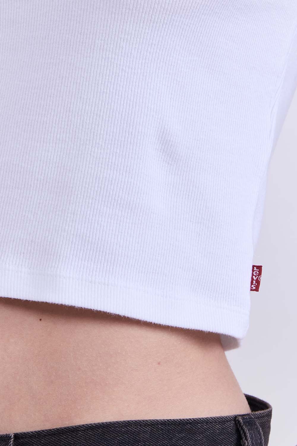 תמונת תקריב דוגמן של חולצת טי קרופ בגזרת סלים