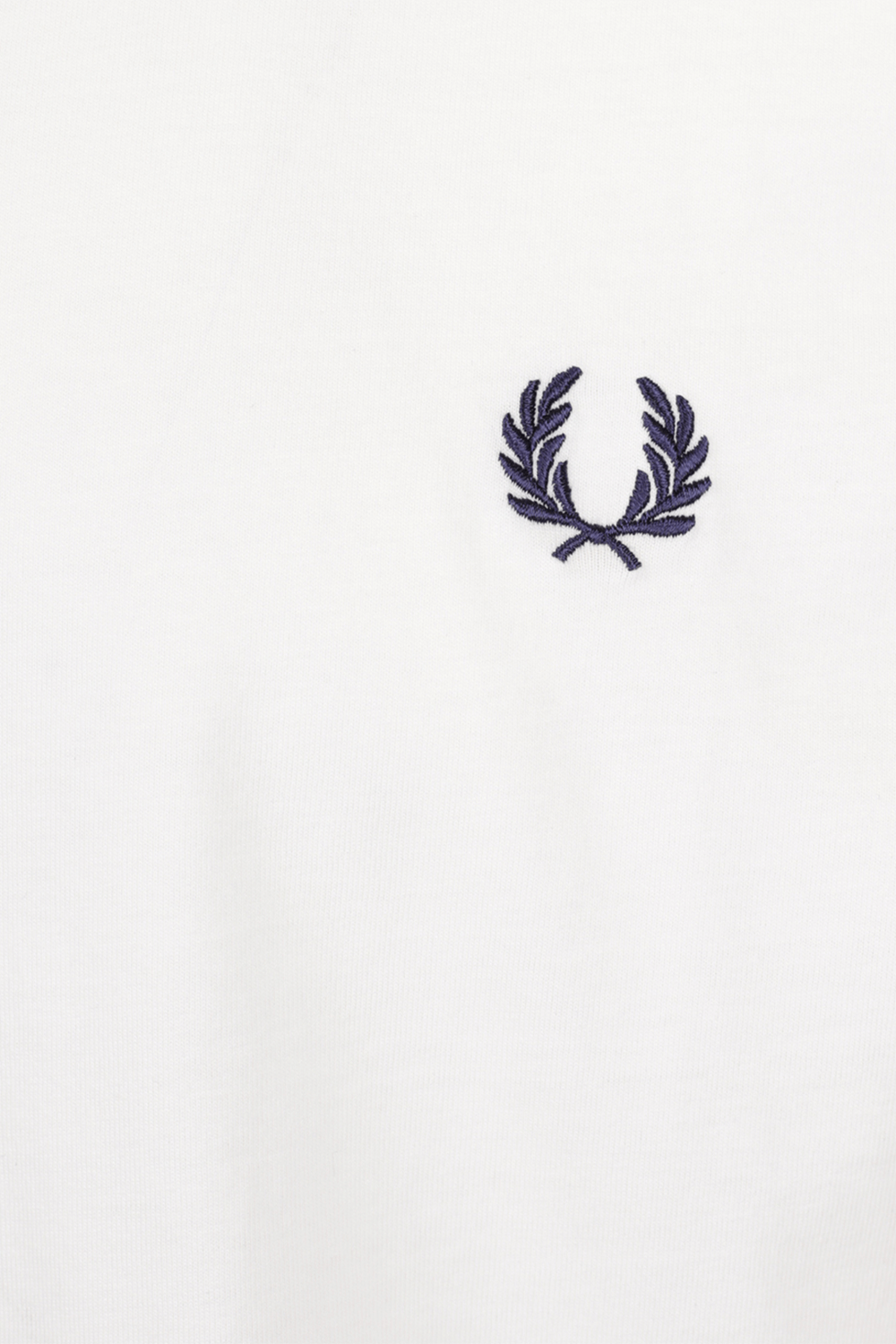 תמונה אחורית של חולצת טי