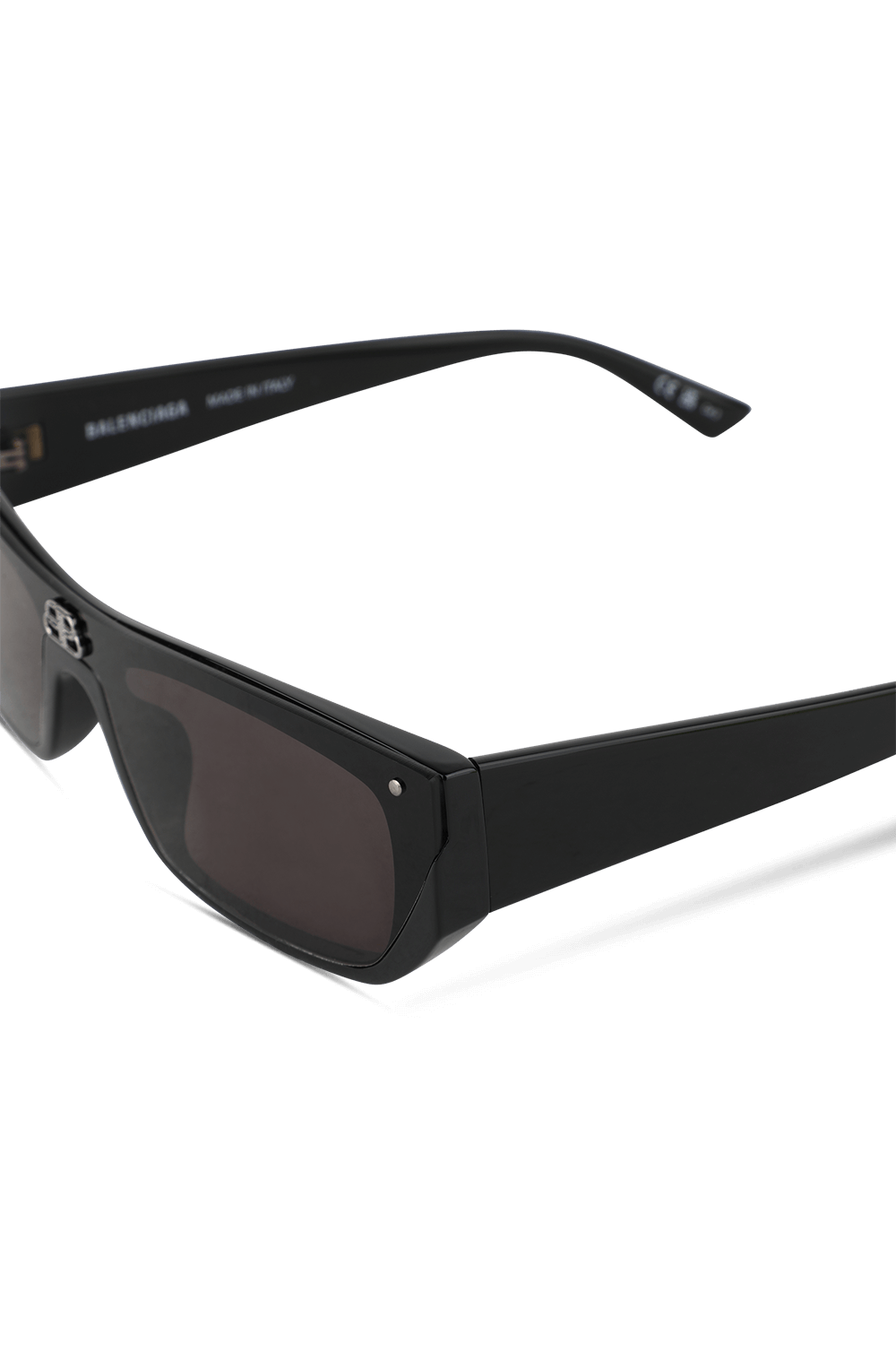 תמונת תקריב של משקפי שמש מלבניות