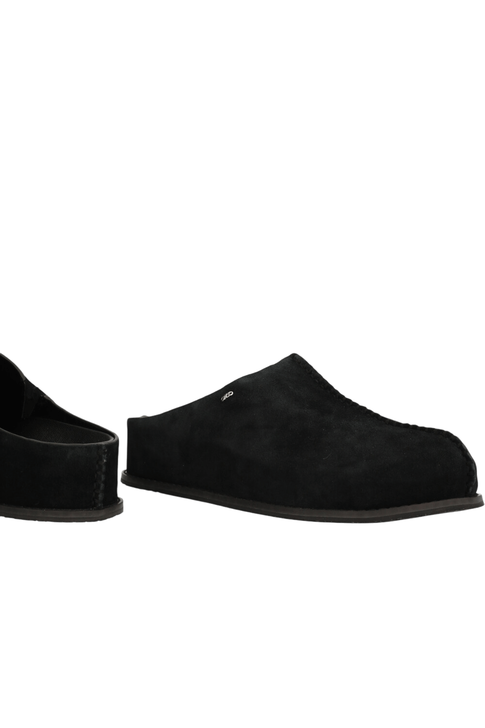 תמונת תקריב של כפכפי מיולס