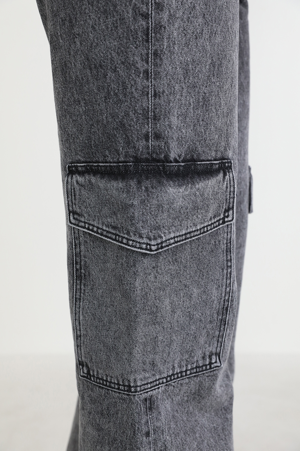 תמונת תקריב דוגמן של מכנסי ג`ינס אנג`י