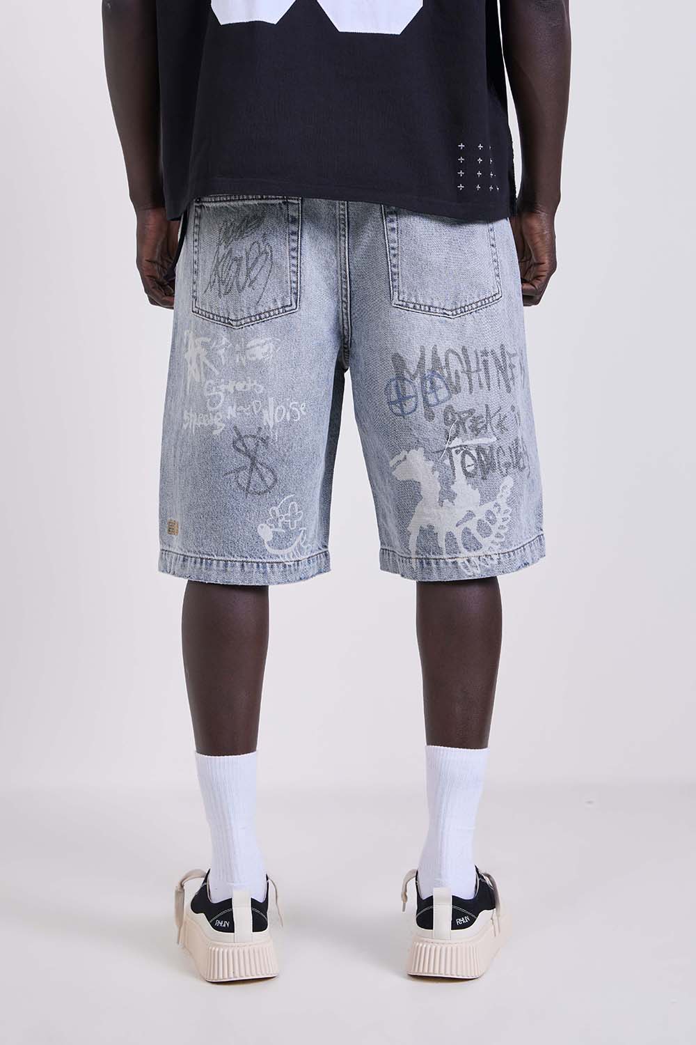 תמונת דוגמן אחורית של מכנסי ג'ינס קצרים אוברסייז