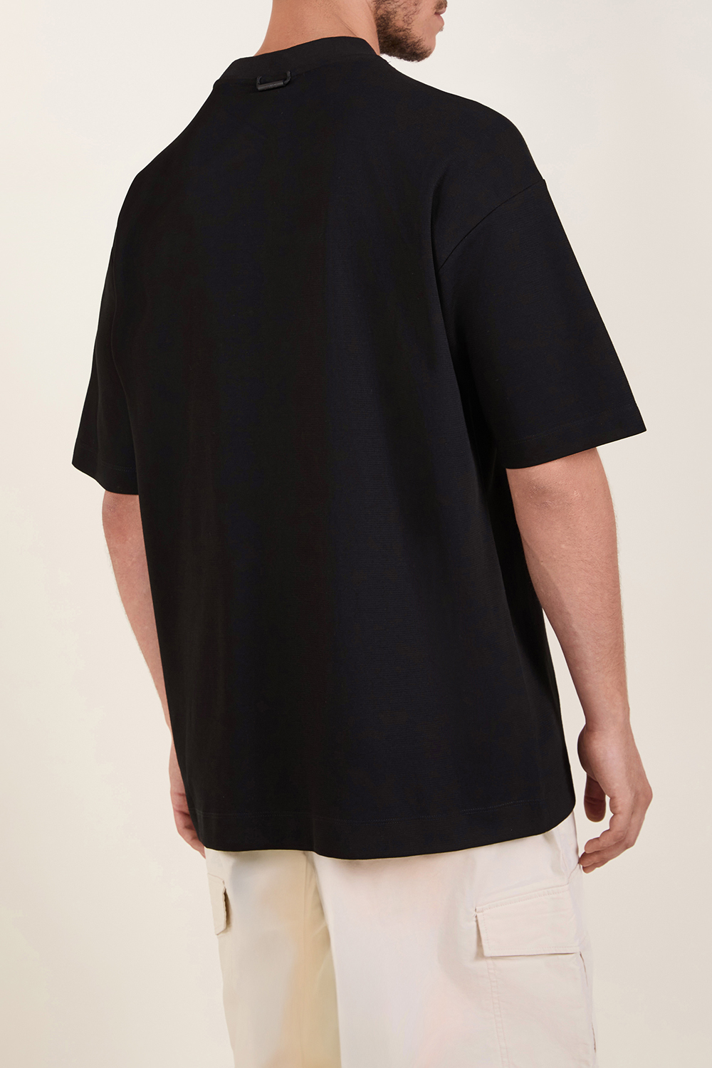 תמונת דוגמן אחורית של חולצת טי בגזרה משוחררת