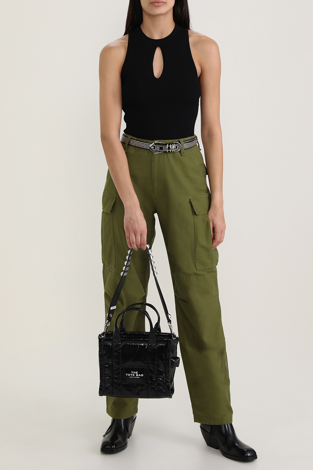 תמונת דוגמן קידמית של רצועה לתיק עם ניטים