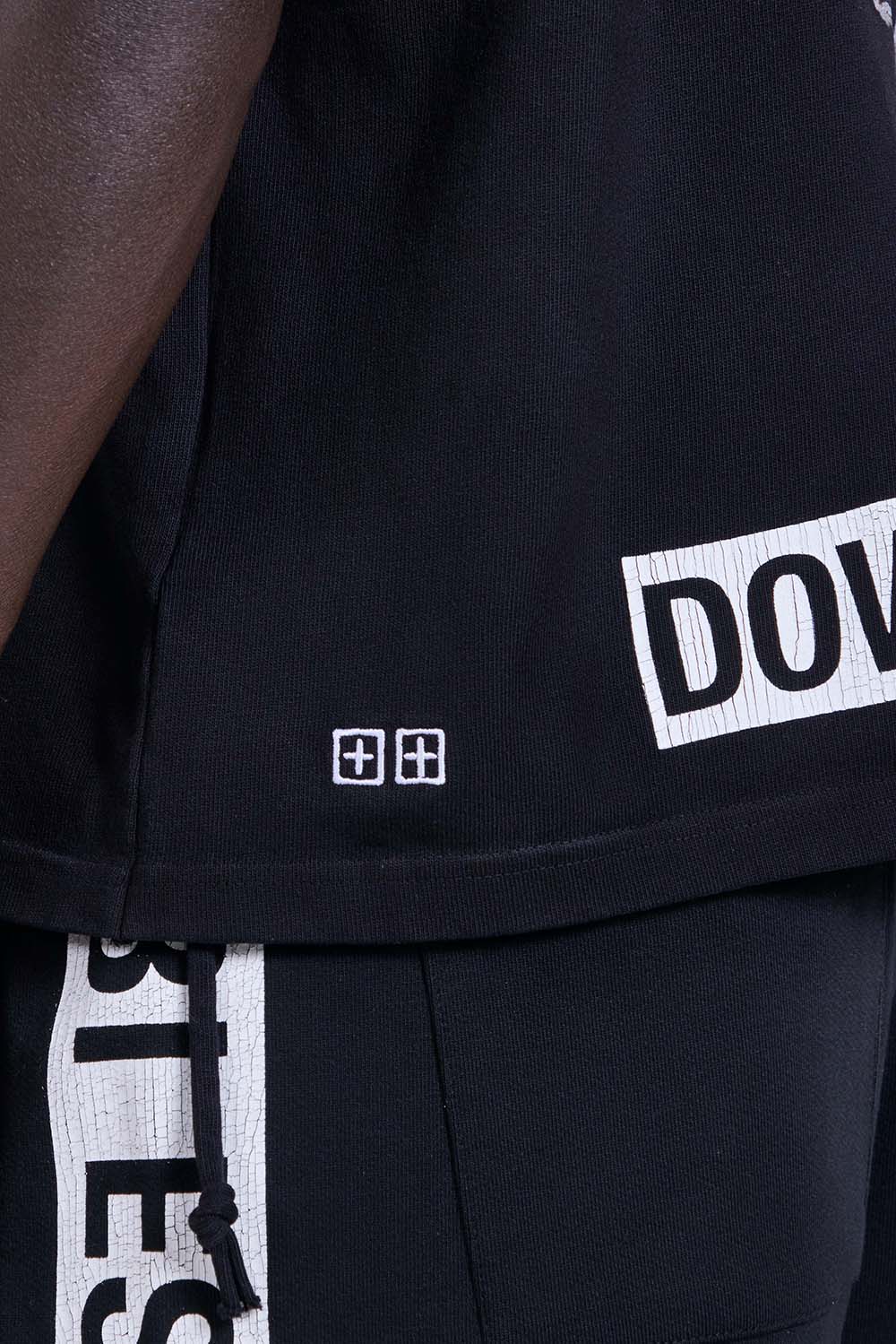 תמונת תקריב דוגמן של חולצת טי אוברסייז