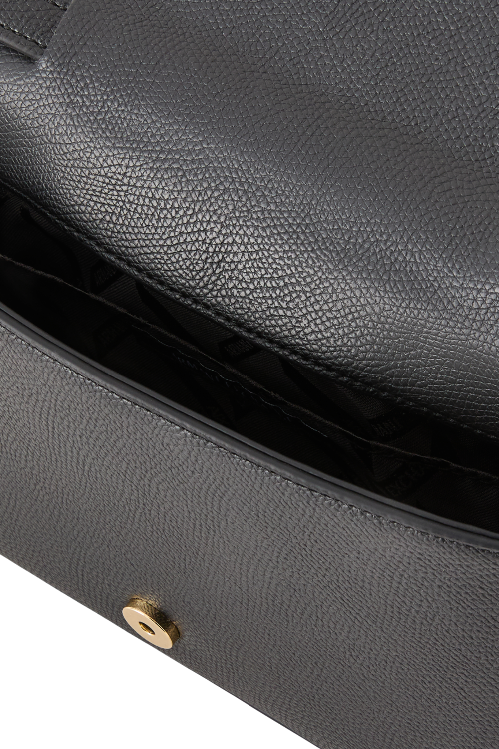 תמונת תקריב של תיק קרוסבודי סמול