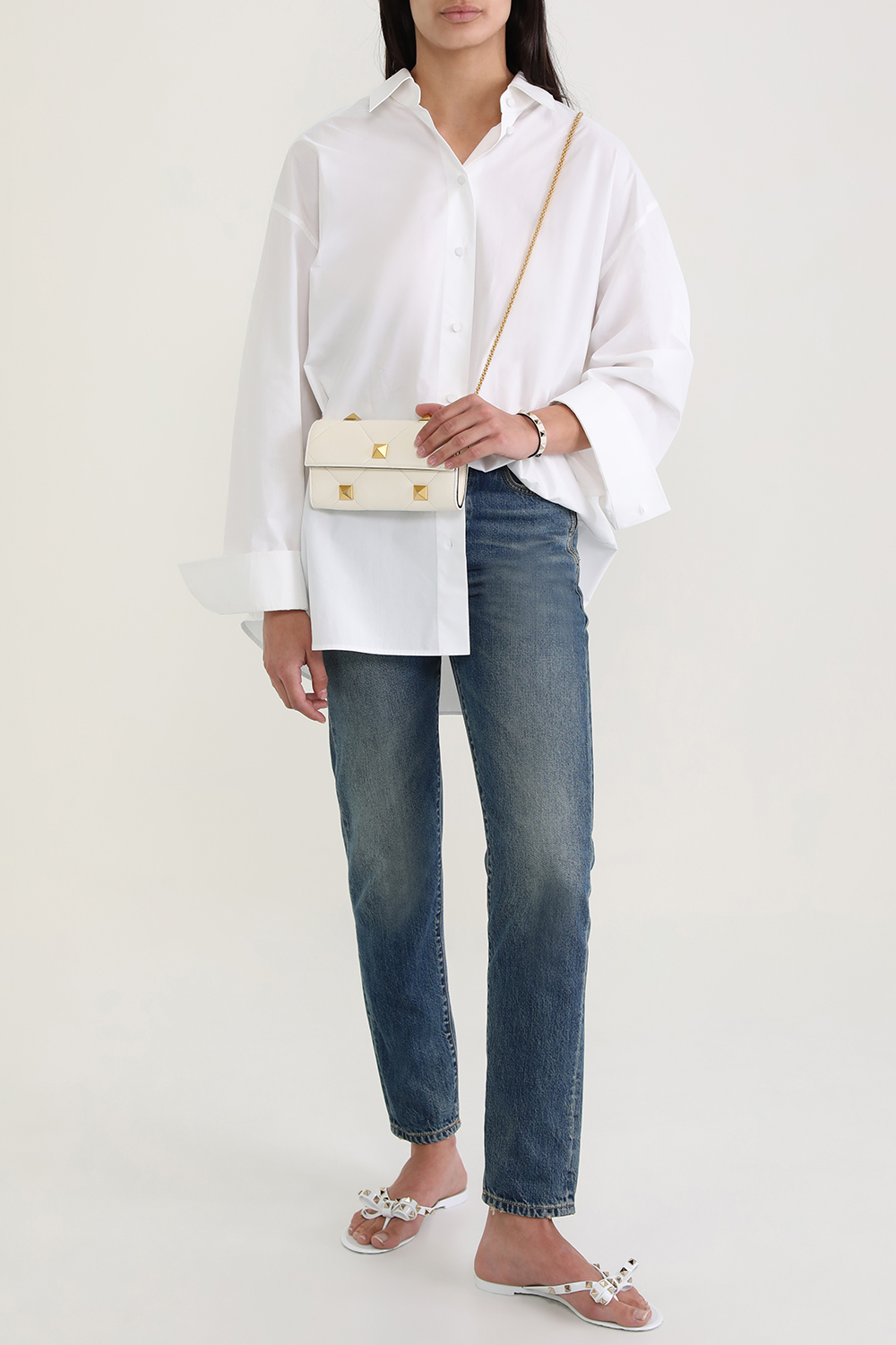 תמונת דוגמן קידמית של כפכפי גומי עם ניטים