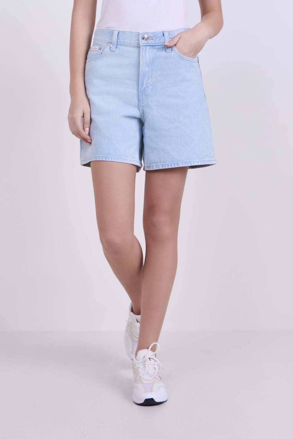 תמונת דוגמן קידמית של מכנסי ג'ינס קצרים