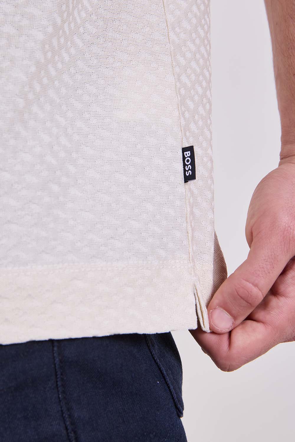 תמונת תקריב דוגמן של חולצת טי