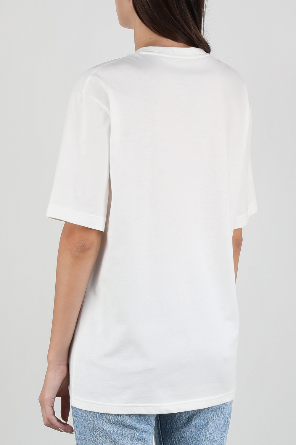 תמונת דוגמן קידמית של חולצת טי סלים עם לוגו