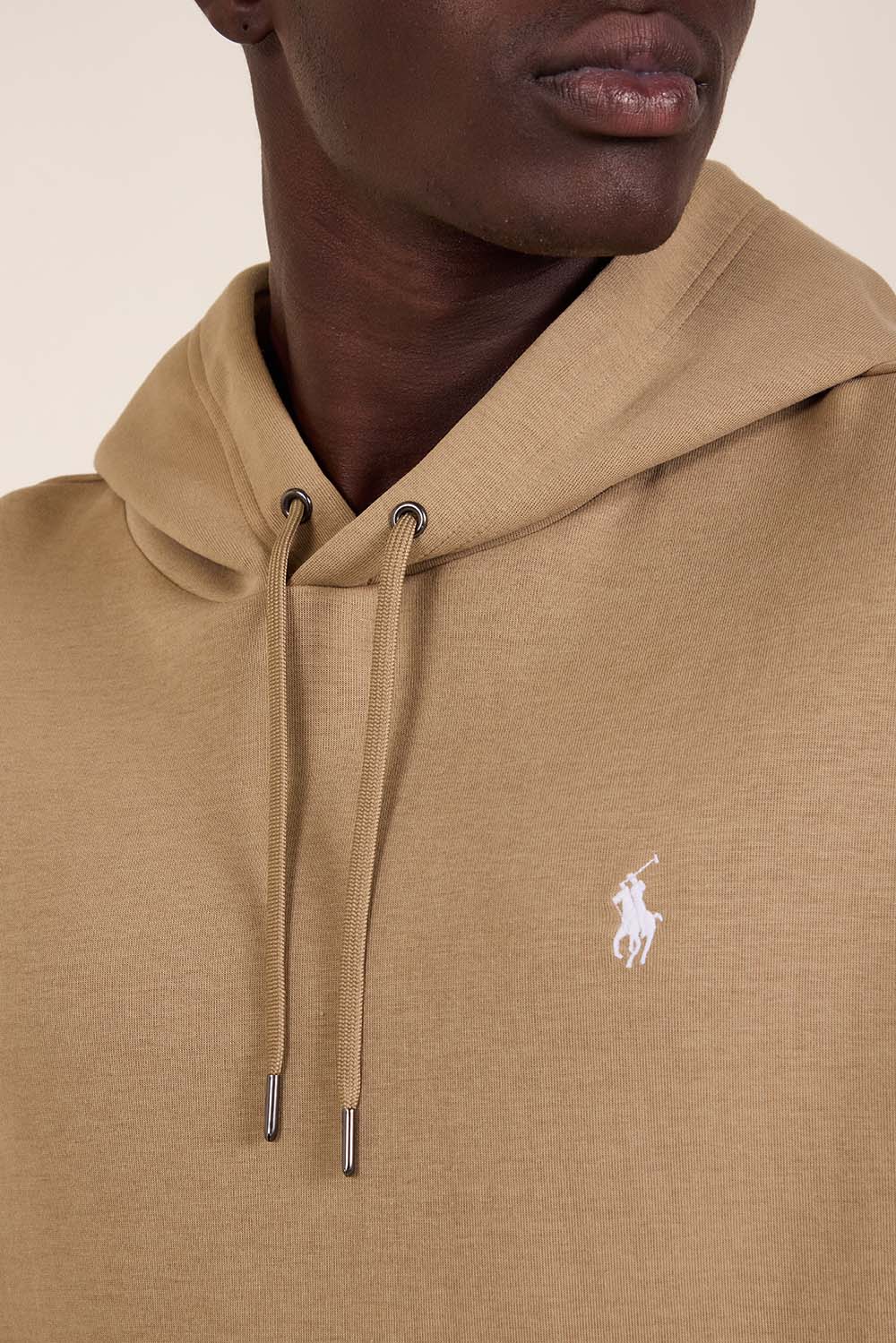 תמונת תקריב דוגמן של סווטשירט קפוצ'ון