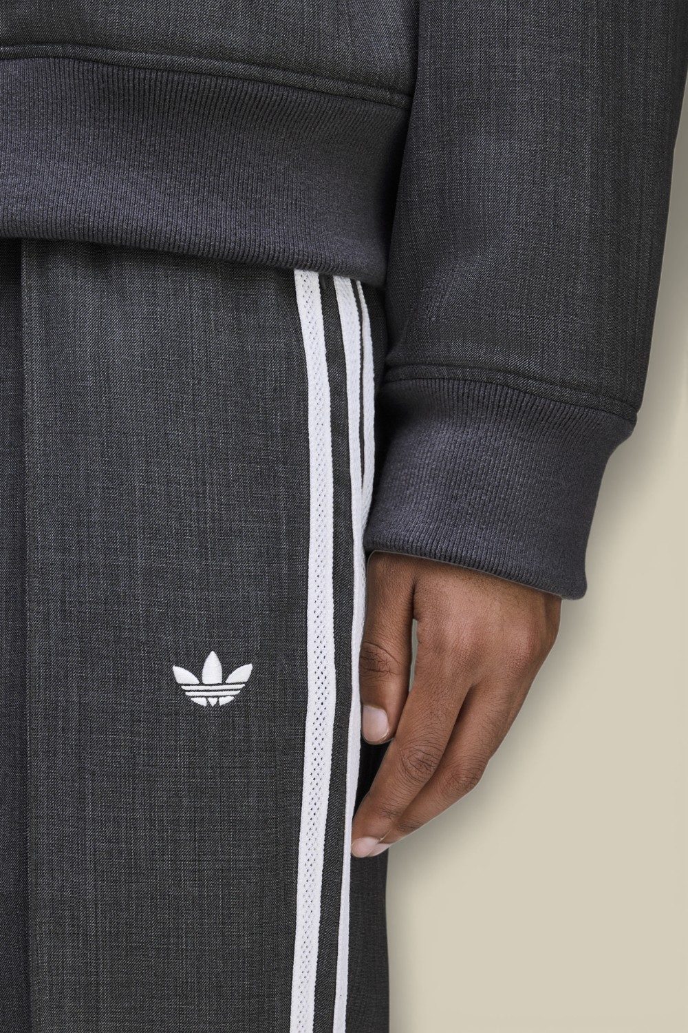 תמונת תקריב דוגמן של מכנסי ג'וגר