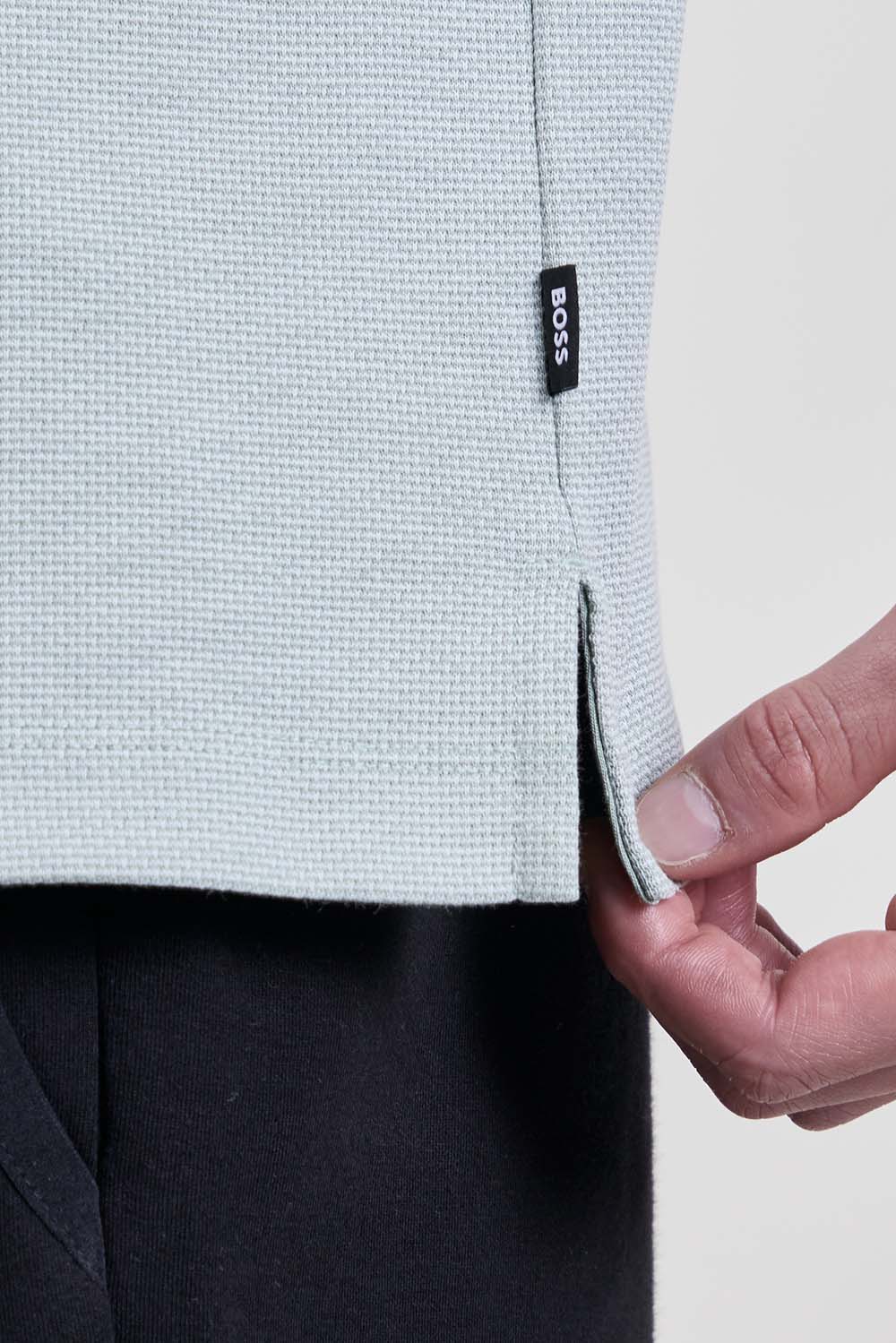 תמונת תקריב דוגמן של חולצת טי בגזרה ישרה