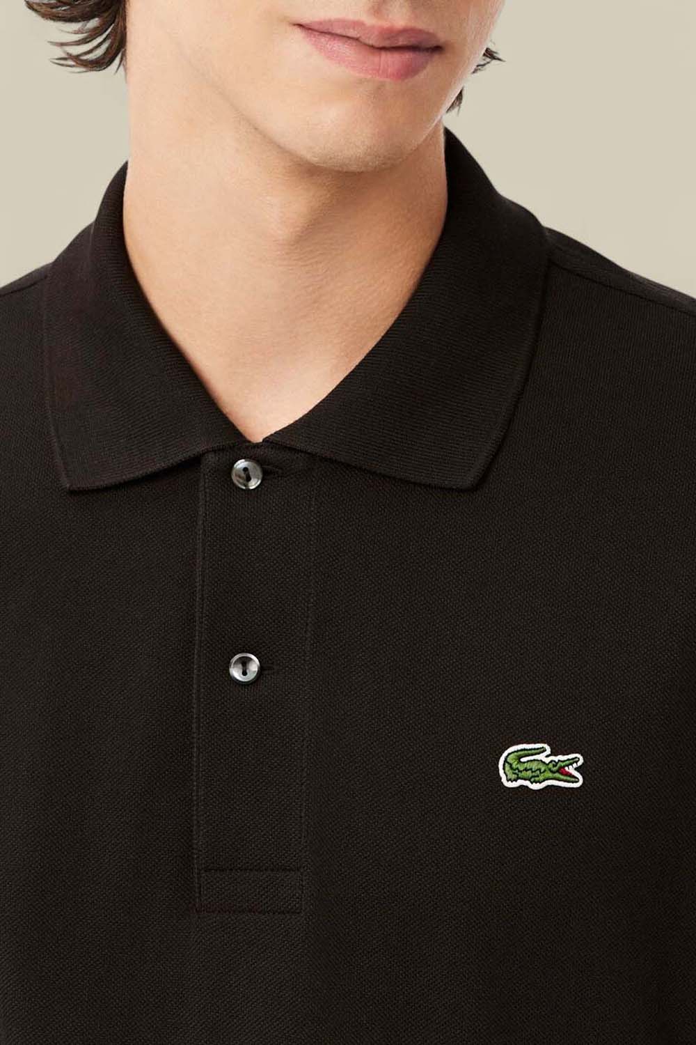 תמונת תקריב דוגמן של חולצת פולו