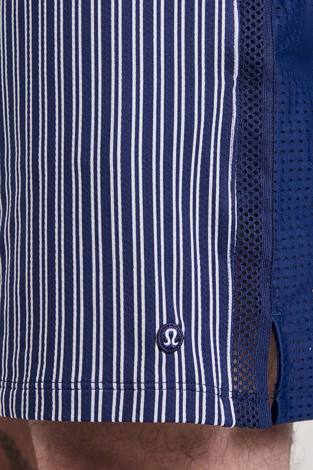 תמונת תקריב דוגמן של Mesh-Panelled Tennis Short 7''