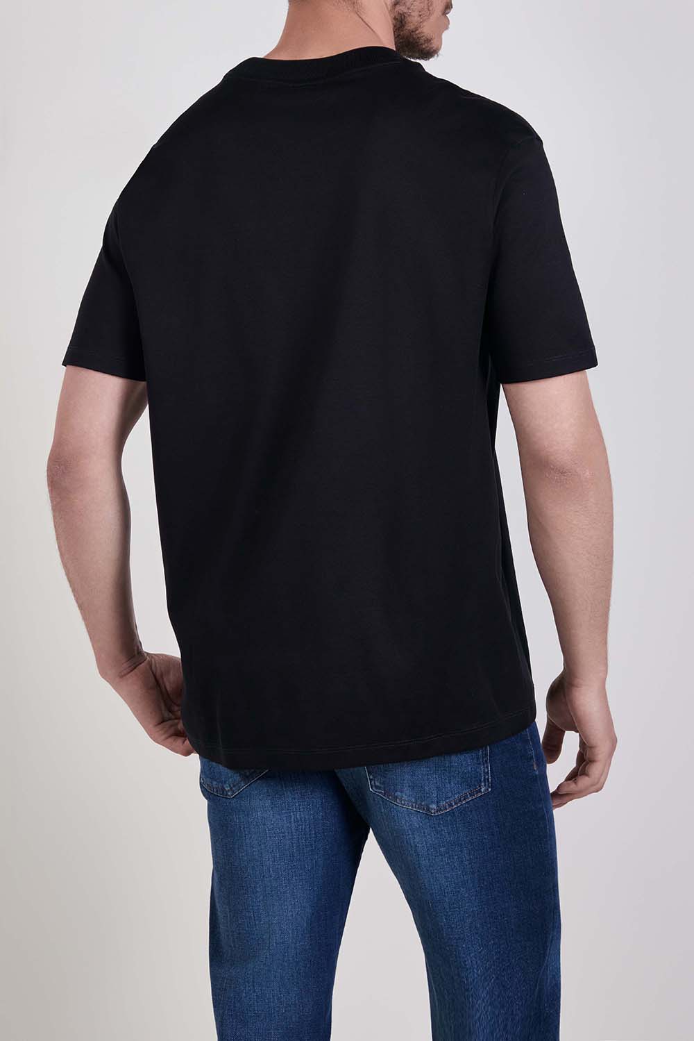 תמונת דוגמן אחורית של חולצת טי בגזרה ישרה