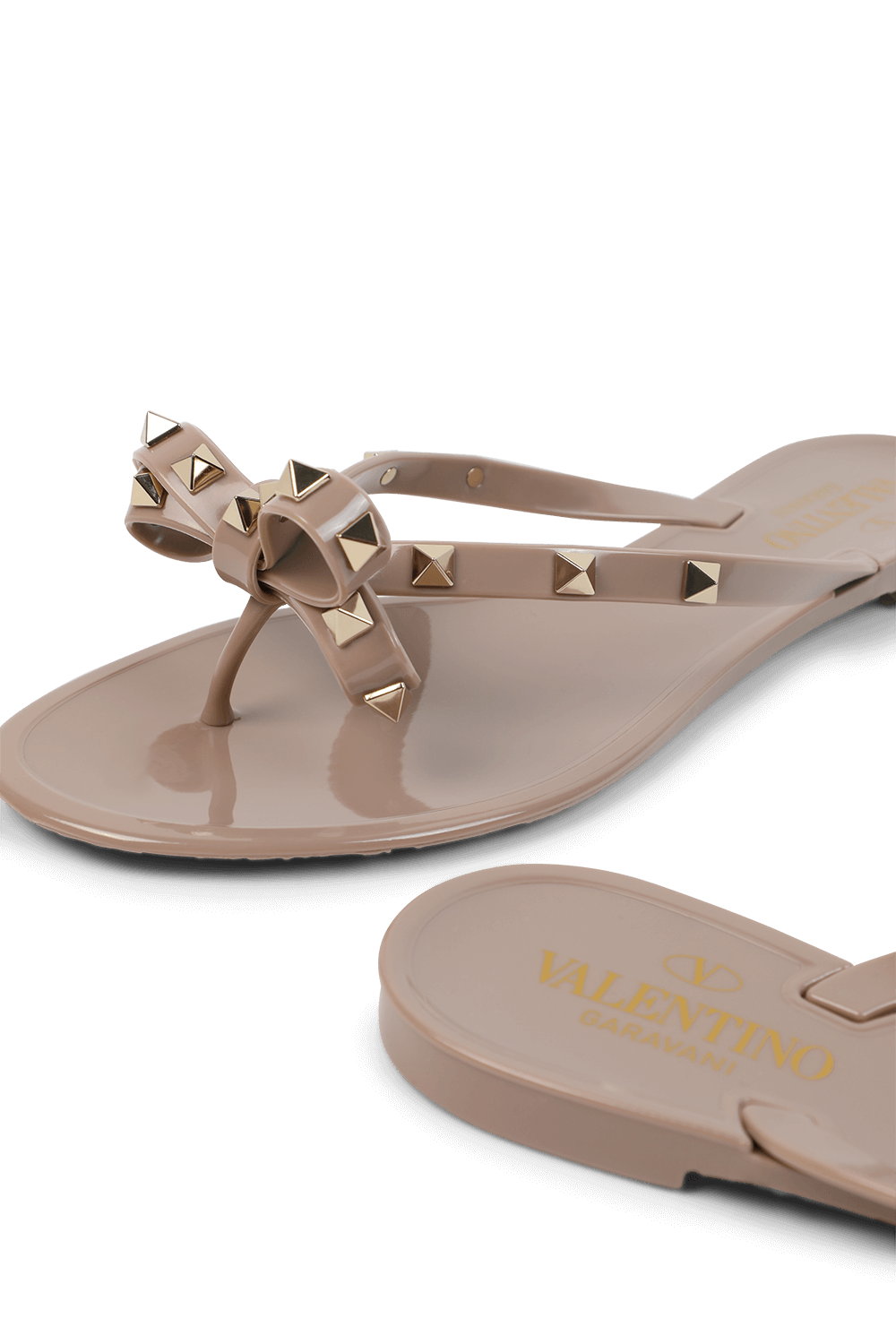 תמונת תקריב של כפכפי גומי עם ניטים