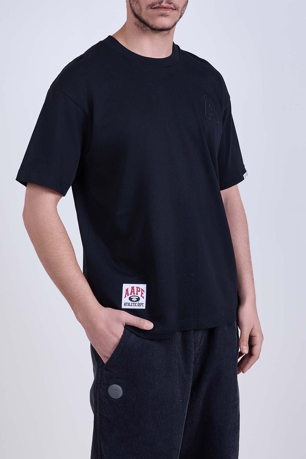 תמונת דוגמן קידמית של חולצת טי בגזרה ישרה