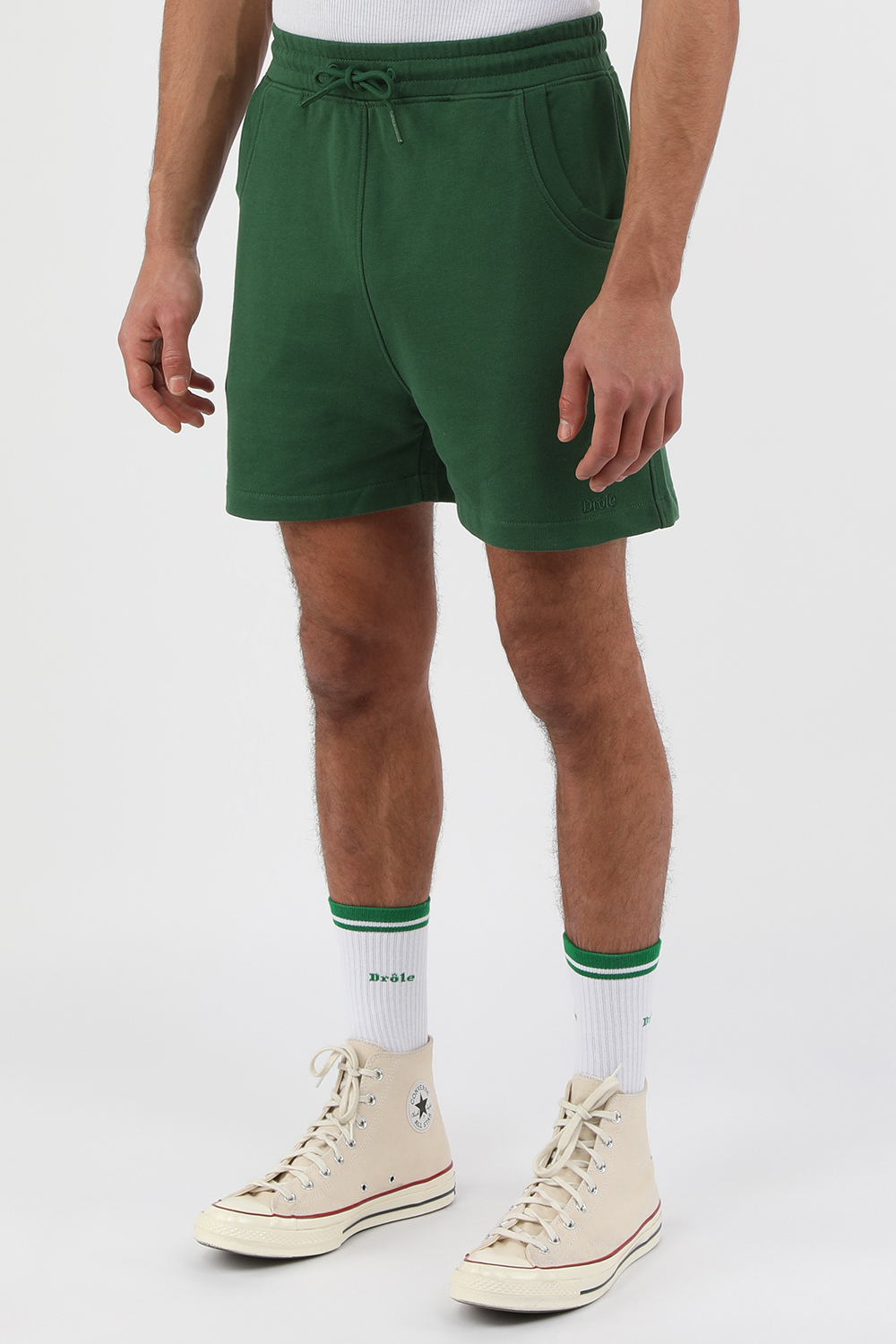 תמונת דוגמן קידמית של מכנסי ג'וג קצרים ירוקים