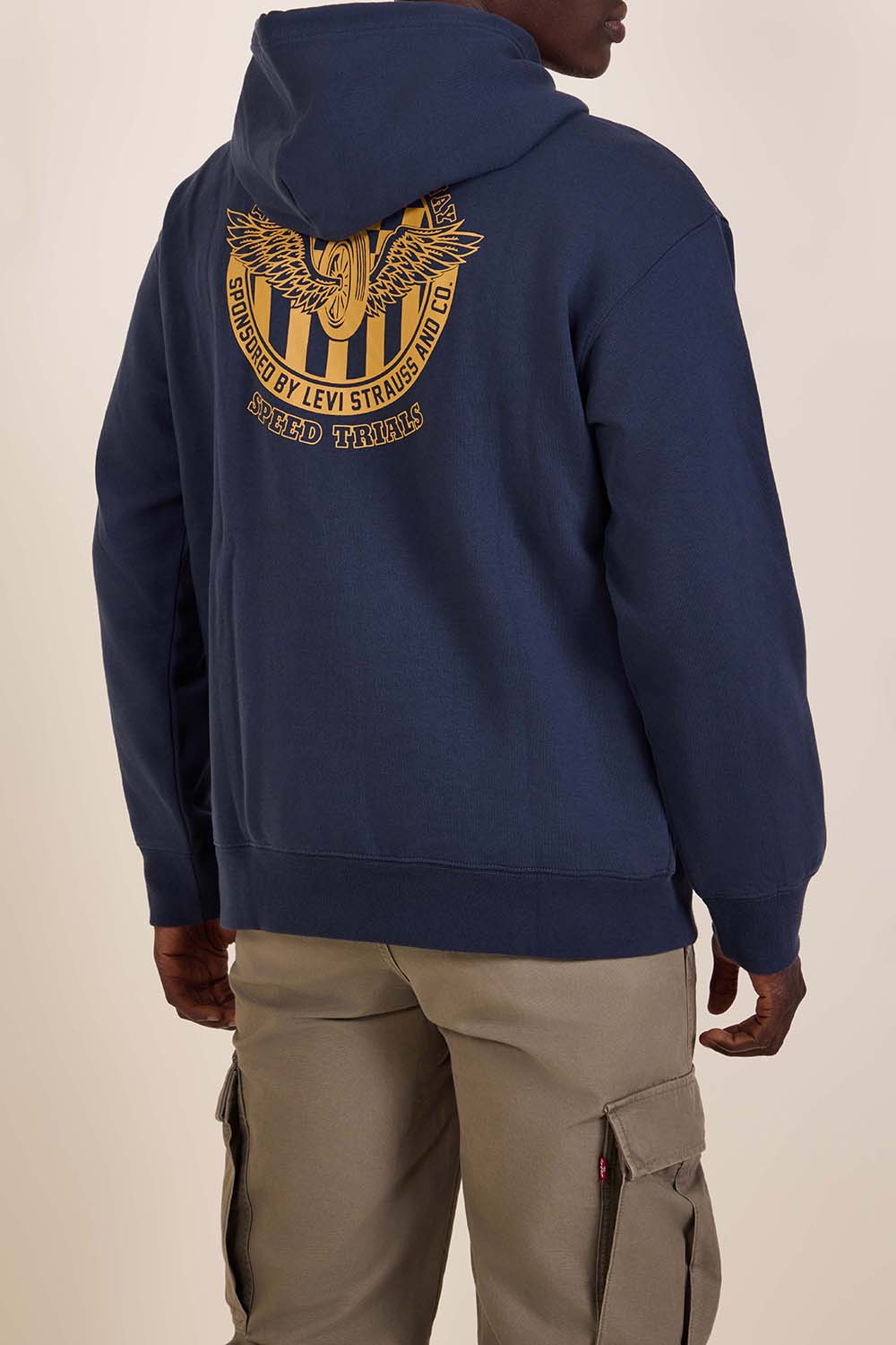 תמונת דוגמן אחורית של סווטשירט קפוצ'ון