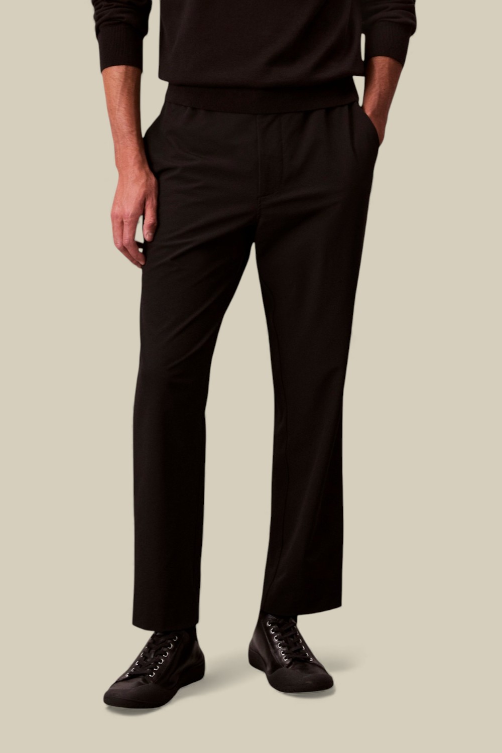 תמונת דוגמן קידמית של מכנסי צ'ינו