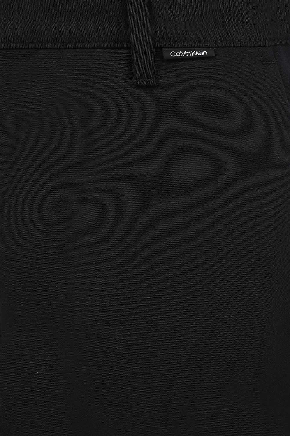 תמונה אחורית של מכנסיים מחויטים שחורים