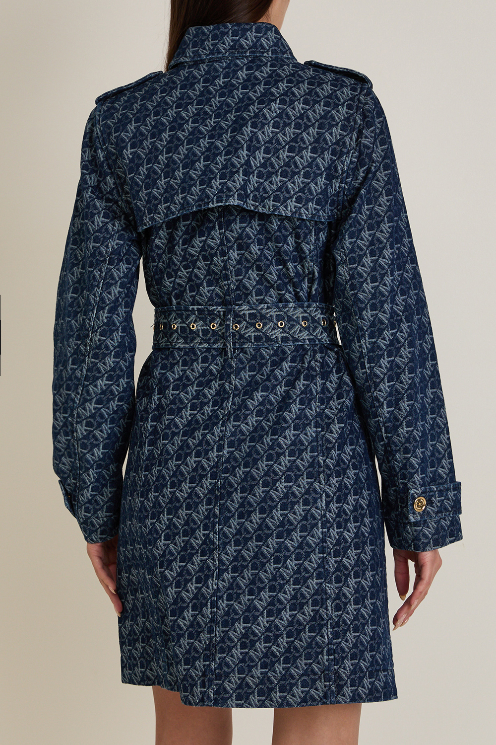 תמונת דוגמן אחורית של מעיל טרנץ' אמפייר