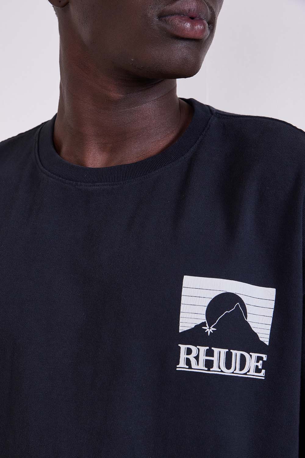 תמונת תקריב דוגמן של חולצת טי