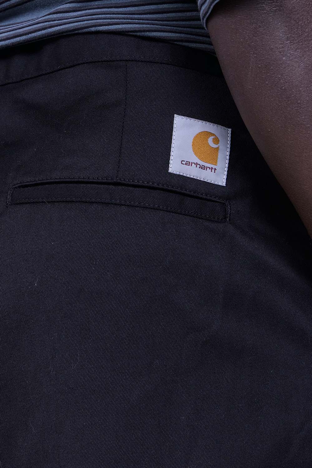 תמונת תקריב דוגמן של מכנסי צ'ינו