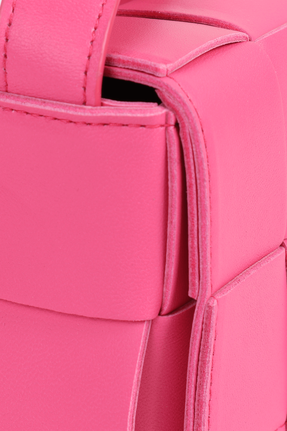 תמונת תקריב של תיק מיני קסטה בצבע ורוד