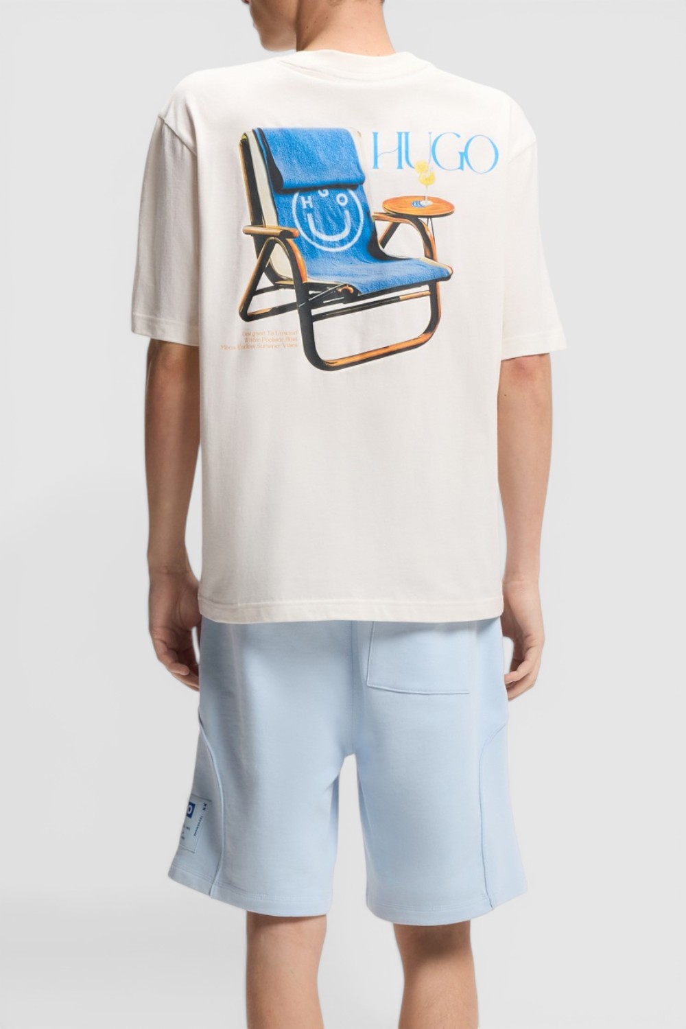 תמונת דוגמן אחורית של חולצת טי בגזרה ישרה