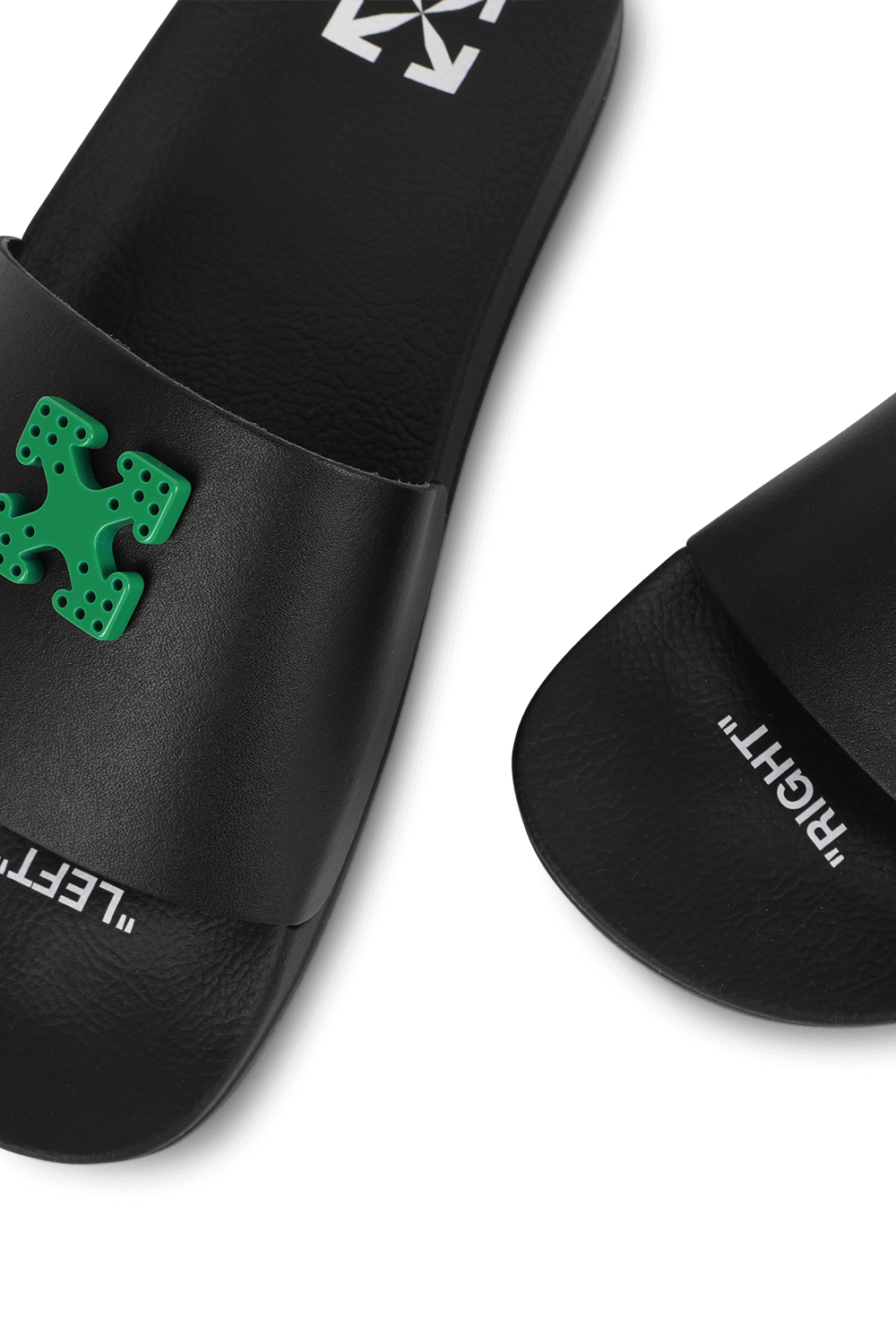 תמונת תקריב של כפכפי סליידס לוגומאניים שחורים עם גווני אדום וירוק