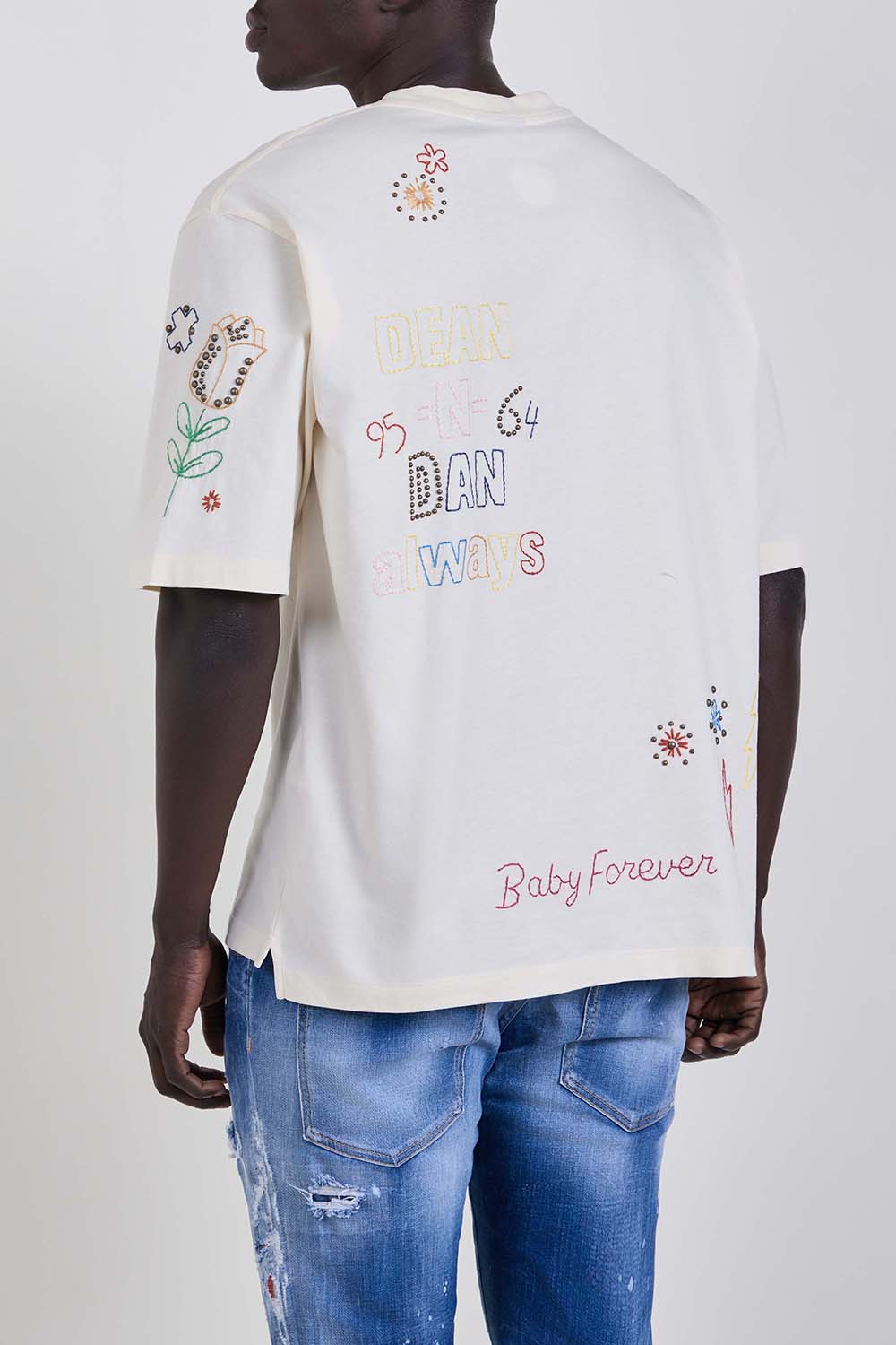 תמונת דוגמן אחורית של חולצת טי בגזרת אוברסייז