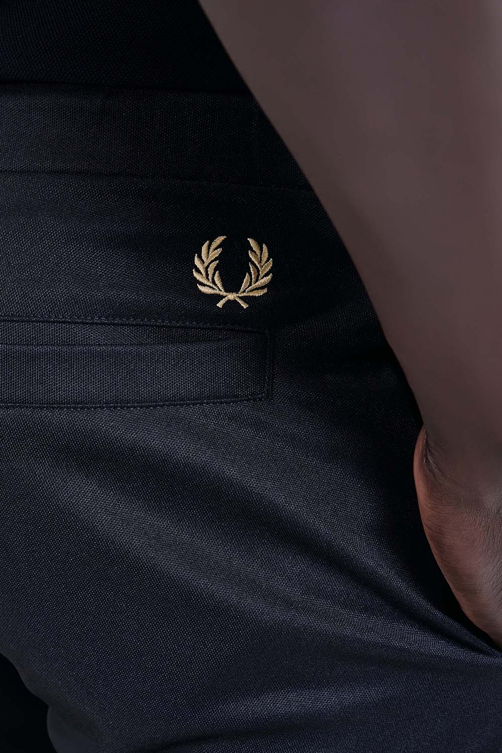 תמונת תקריב דוגמן של מכנסי ג'וגר