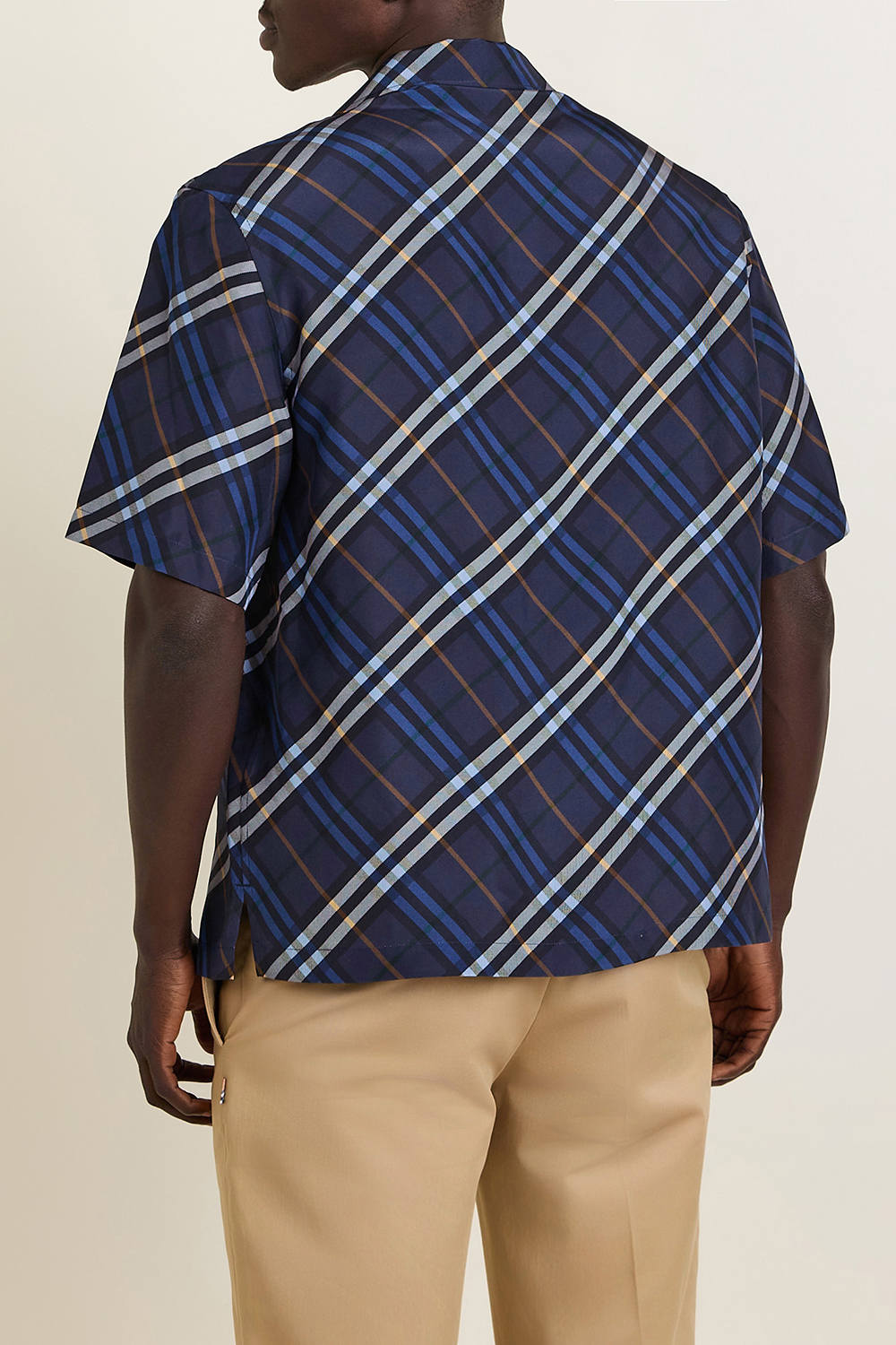 תמונת דוגמן אחורית של חולצת כפתורים