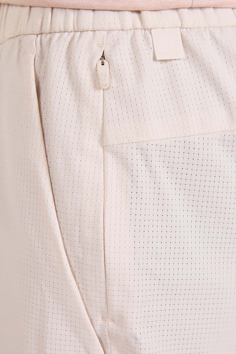 תמונת תקריב דוגמן של ABC WovenAir Pull-On Short 7